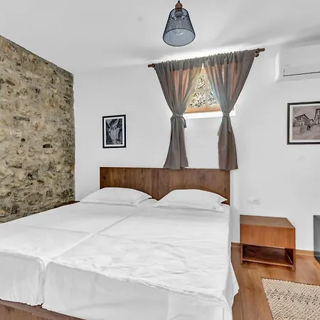 Sophie Castle بيرات